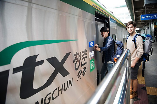 포토 JPG 주간 서양인 외국인 남자 여행 서기 상반신 20대 성인 야외 두명 옆모습 우정 기차 한국인 승차 즐거움 춘천 기차여행 성인남자만 브로맨스 국내포토 자연요소 감정 육상교통 뷰포인트 관계 모션 대중교통 사람 동양인 인종 청년 친구 강원도 남자만 성인만 파일형식