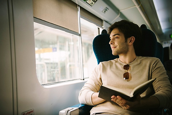 포토 JPG 주간 서양인 외국인 남자 여행 한명 들기 앉기 상반신 20대 성인 앞모습 책 독서 기차 창가 즐거움 춘천 기차여행 성인남자한명만 국내포토 자연요소 1 감정 육상교통 뷰포인트 창문 모션 대중교통 사람 인종 청년 강원도 남자한명만 성인남자만 파일형식