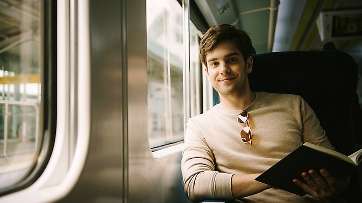 포토 JPG 주간 서양인 외국인 남자 여행 한명 들기 앉기 상반신 20대 성인 앞모습 책 독서 기차 창가 즐거움 춘천 기차여행 성인남자한명만 국내포토 자연요소 1 감정 육상교통 뷰포인트 창문 모션 대중교통 사람 인종 청년 강원도 남자한명만 성인남자만 파일형식