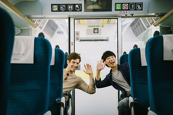 포토 JPG 주간 서양인 외국인 남자 여행 앉기 상반신 20대 성인 두명 앞모습 우정 기차 한국인 즐거움 손인사 춘천 기차여행 성인남자만 브로맨스 국내포토 자연요소 감정 육상교통 뷰포인트 관계 모션 대중교통 사람 동양인 인종 청년 친구 인사 강원도 남자만 성인만 파일형식