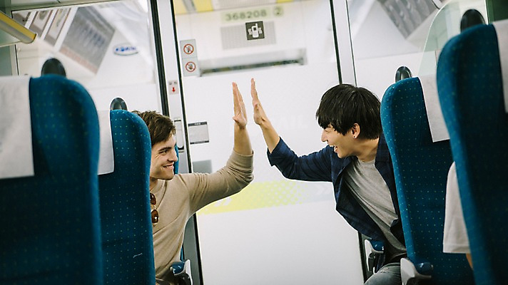 포토 JPG 주간 서양인 외국인 남자 여행 앉기 상반신 20대 성인 두명 앞모습 우정 기차 한국인 즐거움 하이파이브 춘천 기차여행 성인남자만 브로맨스 국내포토 자연요소 감정 육상교통 뷰포인트 관계 모션 대중교통 사람 동양인 인종 손짓 청년 친구 강원도 남자만 성인만 파일형식
