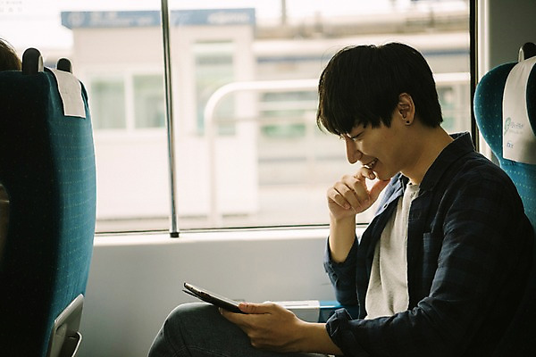 포토 JPG 주간 남자 여행 한명 미소 들기 앉기 상반신 20대 성인 옆모습 스마트폰 기차 한국인 창가 즐거움 춘천 기차여행 성인남자한명만 국내포토 자연요소 1 감정 육상교통 뷰포인트 창문 모션 대중교통 표정 사람 동양인 청년 핸드폰 스마트기기 강원도 남자한명만 성인남자만 파일형식