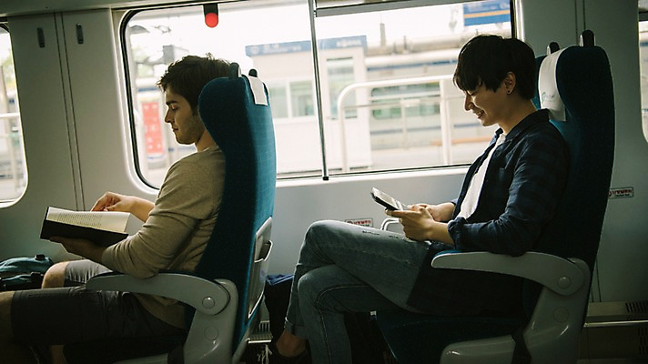 포토 JPG 주간 서양인 외국인 남자 여행 앉기 상반신 20대 성인 두명 옆모습 책 스마트폰 독서 우정 기차 한국인 창가 즐거움 춘천 기차여행 성인남자만 브로맨스 국내포토 자연요소 감정 육상교통 뷰포인트 창문 관계 모션 대중교통 사람 동양인 인종 청년 친구 핸드폰 스마트기기 강원도 남자만 성인만 파일형식