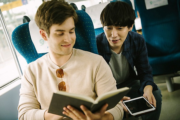 포토 JPG 주간 서양인 외국인 남자 여행 들기 앉기 상반신 20대 성인 야외 두명 앞모습 책 태블릿 독서 우정 한국인 즐거움 춘천 성인남자만 브로맨스 국내포토 자연요소 감정 뷰포인트 관계 모션 사람 동양인 인종 청년 친구 전자제품 스마트기기 강원도 남자만 성인만 파일형식