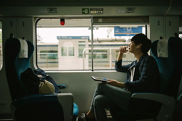 포토 JPG 주간 남자 이어폰 여행 한명 앉기 상반신 20대 성인 옆모습 태블릿 음악감상 기차 한국인 창가 즐거움 춘천 기차여행 성인남자한명만 국내포토 자연요소 1 감정 육상교통 뷰포인트 음향기기 창문 모션 대중교통 사람 동양인 청년 전자제품 스마트기기 감상 강원도 남자한명만 성인남자만 파일형식