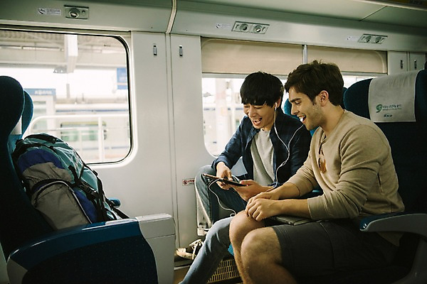 포토 JPG 주간 서양인 외국인 남자 여행 앉기 상반신 20대 성인 두명 옆모습 태블릿 우정 기차 한국인 창가 즐거움 춘천 기차여행 성인남자만 브로맨스 국내포토 자연요소 감정 육상교통 뷰포인트 창문 관계 모션 대중교통 사람 동양인 인종 청년 친구 전자제품 스마트기기 강원도 남자만 성인만 파일형식