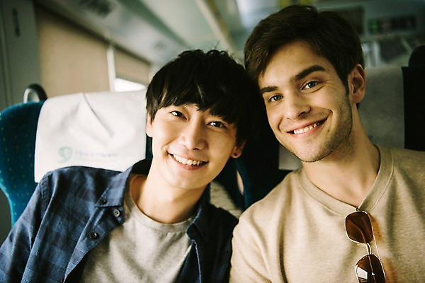 포토 JPG 주간 서양인 외국인 남자 여행 미소 앉기 상반신 20대 성인 두명 앞모습 우정 기차 한국인 창가 즐거움 춘천 기차여행 성인남자만 브로맨스 국내포토 자연요소 감정 육상교통 뷰포인트 창문 관계 모션 대중교통 표정 사람 동양인 인종 청년 친구 강원도 남자만 성인만 파일형식