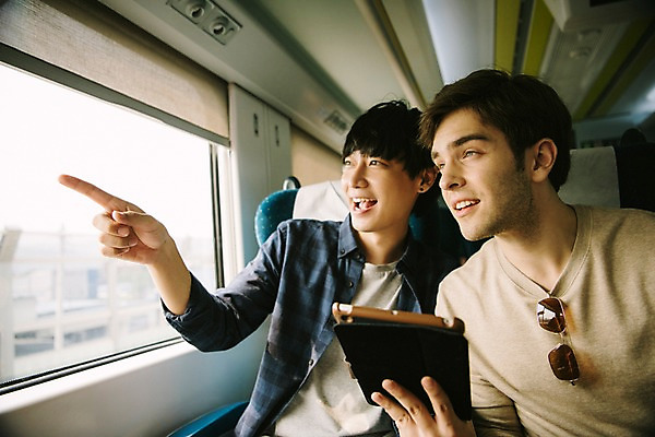 포토 JPG 주간 서양인 외국인 남자 여행 앉기 상반신 20대 성인 두명 앞모습 태블릿 우정 기차 한국인 가리킴 창가 즐거움 춘천 기차여행 성인남자만 브로맨스 국내포토 자연요소 감정 육상교통 뷰포인트 창문 관계 모션 대중교통 사람 동양인 인종 손짓 청년 친구 전자제품 스마트기기 강원도 남자만 성인만 파일형식
