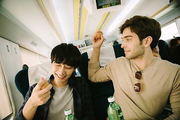 포토 JPG 주간 서양인 외국인 남자 여행 장난 앉기 상반신 20대 성인 두명 앞모습 계란 우정 기차 한국인 창가 즐거움 춘천 기차여행 사이다 성인남자만 브로맨스 국내포토 자연요소 감정 음료 육상교통 뷰포인트 창문 관계 모션 대중교통 사람 동양인 인종 청년 친구 알 강원도 남자만 성인만 파일형식