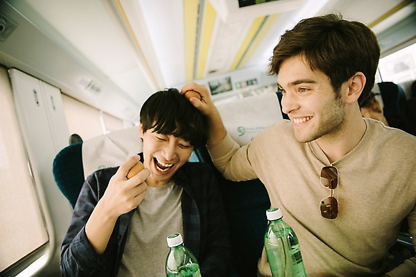 포토 JPG 주간 서양인 외국인 남자 여행 장난 미소 앉기 상반신 20대 성인 두명 앞모습 계란 우정 기차 한국인 창가 즐거움 춘천 기차여행 사이다 성인남자만 브로맨스 국내포토 자연요소 감정 음료 육상교통 뷰포인트 창문 관계 모션 대중교통 표정 사람 동양인 인종 청년 친구 알 강원도 남자만 성인만 파일형식