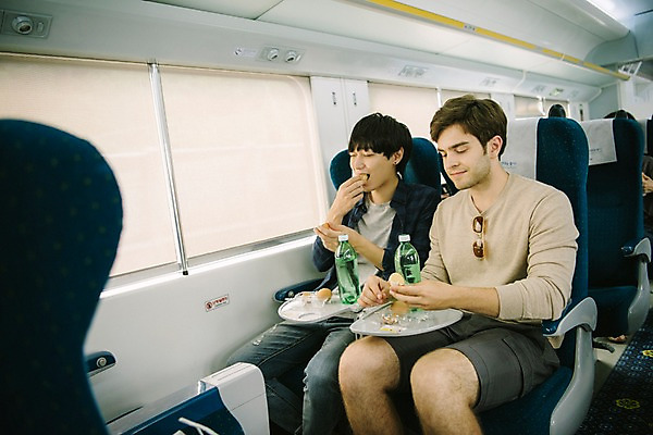 포토 JPG 주간 서양인 외국인 남자 여행 앉기 상반신 20대 성인 두명 앞모습 계란 우정 기차 한국인 먹기 창가 즐거움 춘천 기차여행 사이다 성인남자만 브로맨스 국내포토 자연요소 감정 음료 육상교통 뷰포인트 창문 관계 모션 대중교통 사람 동양인 인종 청년 친구 알 강원도 남자만 성인만 파일형식