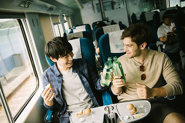 포토 JPG 주간 서양인 외국인 남자 여행 앉기 상반신 20대 성인 두명 앞모습 계란 우정 기차 한국인 창가 즐거움 춘천 기차여행 사이다 성인남자만 브로맨스 국내포토 자연요소 감정 음료 육상교통 뷰포인트 창문 관계 모션 대중교통 사람 동양인 인종 청년 친구 알 강원도 남자만 성인만 파일형식