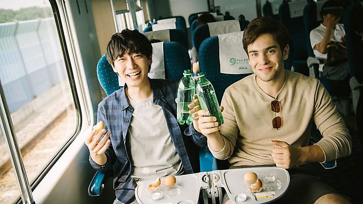 포토 JPG 주간 서양인 외국인 남자 여행 미소 앉기 상반신 20대 성인 두명 앞모습 계란 우정 기차 한국인 창가 즐거움 춘천 기차여행 사이다 성인남자만 브로맨스 국내포토 자연요소 감정 음료 육상교통 뷰포인트 창문 관계 모션 대중교통 표정 사람 동양인 인종 청년 친구 알 강원도 남자만 성인만 파일형식