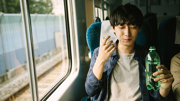 포토 JPG 주간 서양인 외국인 남자 여행 한명 앉기 상반신 20대 성인 앞모습 기차 한국인 먹기 창가 즐거움 춘천 기차여행 사이다 성인남자만 성인남자한명만 브로맨스 국내포토 자연요소 1 감정 음료 육상교통 뷰포인트 창문 관계 모션 대중교통 사람 동양인 인종 청년 강원도 남자만 남자한명만 성인만 파일형식