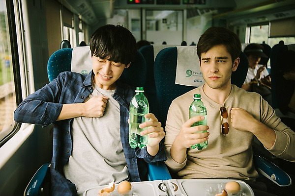 포토 JPG 주간 서양인 외국인 남자 여행 앉기 상반신 20대 성인 두명 앞모습 계란 우정 기차 한국인 갈증 창가 즐거움 춘천 기차여행 사이다 성인남자만 브로맨스 국내포토 자연요소 감정 음료 육상교통 뷰포인트 창문 관계 모션 대중교통 사람 동양인 인종 청년 친구 알 강원도 남자만 성인만 파일형식