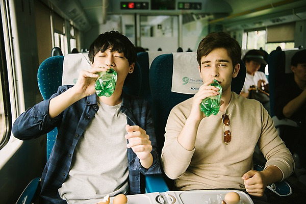 포토 JPG 주간 서양인 외국인 남자 여행 앉기 상반신 20대 성인 두명 앞모습 계란 우정 기차 한국인 마시기 창가 즐거움 춘천 기차여행 사이다 성인남자만 브로맨스 국내포토 자연요소 감정 음료 육상교통 뷰포인트 창문 관계 모션 대중교통 사람 동양인 인종 청년 친구 알 강원도 남자만 성인만 파일형식