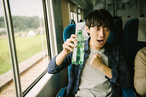 포토 JPG 주간 서양인 외국인 남자 여행 앉기 상반신 20대 성인 두명 앞모습 우정 기차 한국인 마시기 창가 즐거움 춘천 기차여행 사이다 성인남자만 브로맨스 국내포토 자연요소 감정 음료 육상교통 뷰포인트 창문 관계 모션 대중교통 사람 동양인 인종 청년 친구 강원도 남자만 성인만 파일형식