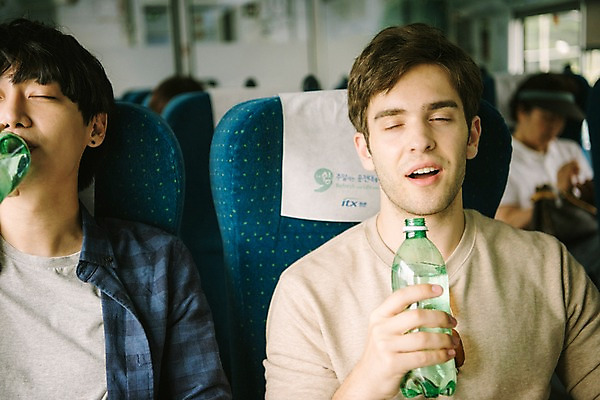 포토 JPG 주간 서양인 외국인 남자 여행 앉기 상반신 20대 성인 두명 앞모습 우정 기차 한국인 마시기 창가 즐거움 춘천 기차여행 사이다 성인남자만 브로맨스 국내포토 자연요소 감정 음료 육상교통 뷰포인트 창문 관계 모션 대중교통 사람 동양인 인종 청년 친구 강원도 남자만 성인만 파일형식