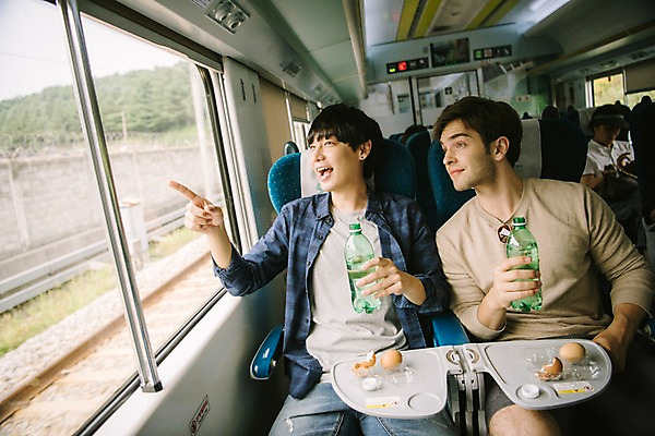 포토 JPG 주간 서양인 외국인 남자 여행 앉기 상반신 20대 성인 두명 앞모습 계란 우정 기차 한국인 창가 즐거움 창밖 춘천 기차여행 사이다 성인남자만 브로맨스 국내포토 자연요소 감정 음료 육상교통 뷰포인트 창문 관계 모션 대중교통 사람 동양인 인종 청년 친구 알 강원도 남자만 성인만 파일형식