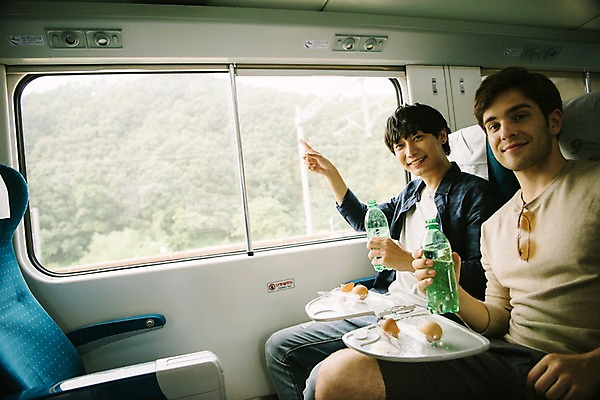 포토 JPG 주간 서양인 외국인 남자 여행 앉기 상반신 20대 성인 두명 앞모습 계란 우정 기차 한국인 창가 즐거움 창밖 춘천 기차여행 사이다 성인남자만 브로맨스 국내포토 자연요소 감정 음료 육상교통 뷰포인트 창문 관계 모션 대중교통 사람 동양인 인종 청년 친구 알 강원도 남자만 성인만 파일형식