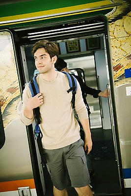 포토 JPG 주간 서양인 외국인 남자 여행 서기 상반신 20대 성인 두명 앞모습 기차 한국인 하차 창가 즐거움 춘천 기차여행 성인남자만 브로맨스 국내포토 자연요소 감정 육상교통 뷰포인트 창문 관계 모션 대중교통 사람 동양인 인종 청년 강원도 남자만 성인만 파일형식