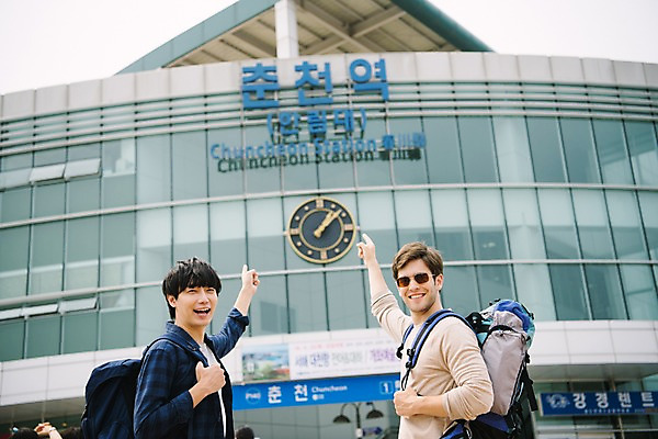 포토 JPG 주간 서양인 외국인 남자 여행 서기 상반신 20대 성인 야외 두명 옆모습 우정 한국인 가리킴 즐거움 기차역 춘천 성인남자만 브로맨스 국내포토 자연요소 감정 뷰포인트 관계 모션 사람 동양인 인종 손짓 청년 친구 역 강원도 남자만 성인만 파일형식