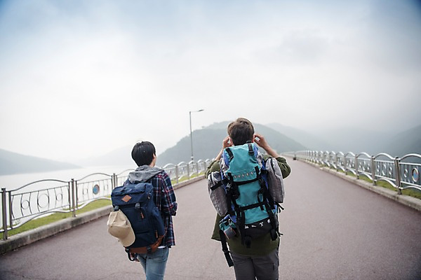 포토 JPG 주간 서양인 외국인 남자 여행 배낭 상반신 20대 성인 야외 두명 뒷모습 친구 걷기 우정 한국인 즐거움 춘천 소양강댐 성인남자만 브로맨스 국내포토 자연요소 감정 뷰포인트 가방 관계 모션 사람 동양인 인종 청년 댐 강원도 남자만 성인만 파일형식