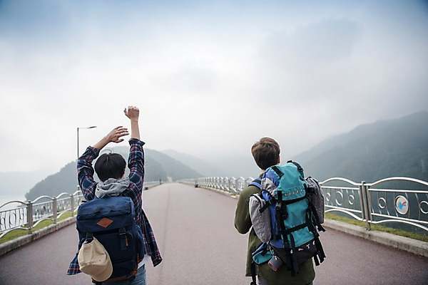 포토 JPG 주간 서양인 외국인 남자 여행 배낭 상반신 20대 성인 야외 두명 뒷모습 친구 걷기 우정 한국인 즐거움 기지개 춘천 소양강댐 성인남자만 브로맨스 국내포토 자연요소 감정 뷰포인트 가방 관계 모션 사람 동양인 인종 청년 댐 강원도 남자만 성인만 파일형식