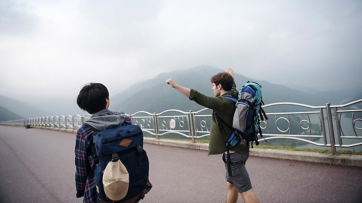 포토 JPG 주간 서양인 외국인 남자 여행 배낭 상반신 20대 성인 야외 두명 뒷모습 친구 걷기 우정 만세 한국인 즐거움 춘천 소양강댐 성인남자만 브로맨스 국내포토 자연요소 감정 뷰포인트 가방 관계 모션 사람 동양인 인종 청년 댐 강원도 남자만 성인만 파일형식