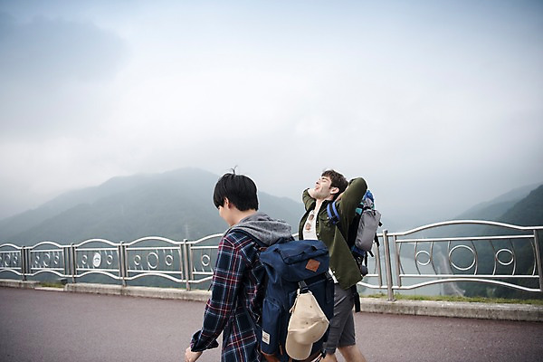 포토 JPG 주간 서양인 외국인 남자 여행 배낭 상반신 20대 성인 야외 두명 옆모습 친구 걷기 우정 한국인 즐거움 춘천 소양강댐 가교 성인남자만 브로맨스 국내포토 자연요소 건축물 감정 뷰포인트 가방 관계 모션 사람 동양인 인종 청년 댐 강원도 남자만 성인만 파일형식