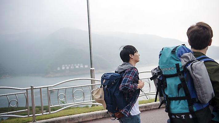 포토 JPG 주간 서양인 외국인 남자 여행 배낭 상반신 20대 성인 야외 두명 뒷모습 친구 걷기 우정 한국인 즐거움 춘천 소양강댐 성인남자만 브로맨스 국내포토 자연요소 감정 뷰포인트 가방 관계 모션 사람 동양인 인종 청년 댐 강원도 남자만 성인만 파일형식