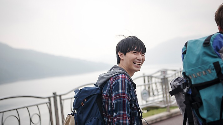 포토 JPG 주간 서양인 외국인 남자 여행 배낭 미소 상반신 20대 성인 야외 두명 뒷모습 친구 걷기 우정 한국인 즐거움 춘천 소양강댐 성인남자만 브로맨스 국내포토 자연요소 감정 뷰포인트 가방 관계 모션 표정 사람 동양인 인종 청년 댐 강원도 남자만 성인만 파일형식