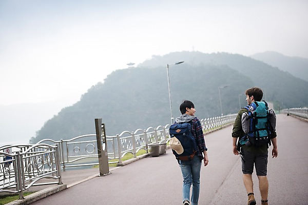 포토 JPG 주간 서양인 외국인 남자 여행 배낭 상반신 20대 성인 야외 두명 뒷모습 친구 걷기 우정 한국인 즐거움 춘천 소양강댐 성인남자만 브로맨스 국내포토 자연요소 감정 뷰포인트 가방 관계 모션 사람 동양인 인종 청년 댐 강원도 남자만 성인만 파일형식