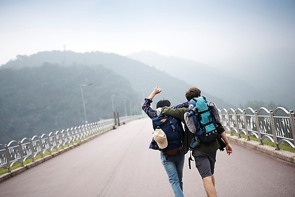 포토 JPG 주간 서양인 외국인 남자 여행 배낭 어깨동무 상반신 20대 성인 야외 두명 뒷모습 친구 걷기 우정 한국인 즐거움 춘천 소양강댐 성인남자만 브로맨스 국내포토 자연요소 감정 뷰포인트 포즈 가방 관계 모션 사람 동양인 인종 청년 댐 강원도 남자만 성인만 파일형식