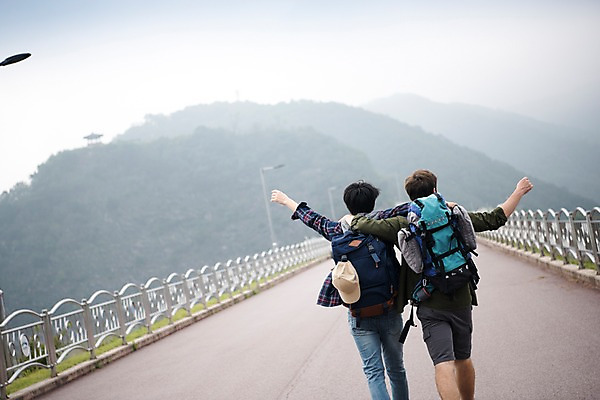 포토 JPG 주간 서양인 외국인 남자 여행 배낭 어깨동무 상반신 20대 성인 야외 두명 뒷모습 친구 걷기 우정 한국인 즐거움 춘천 소양강댐 성인남자만 브로맨스 국내포토 자연요소 감정 뷰포인트 포즈 가방 관계 모션 사람 동양인 인종 청년 댐 강원도 남자만 성인만 파일형식