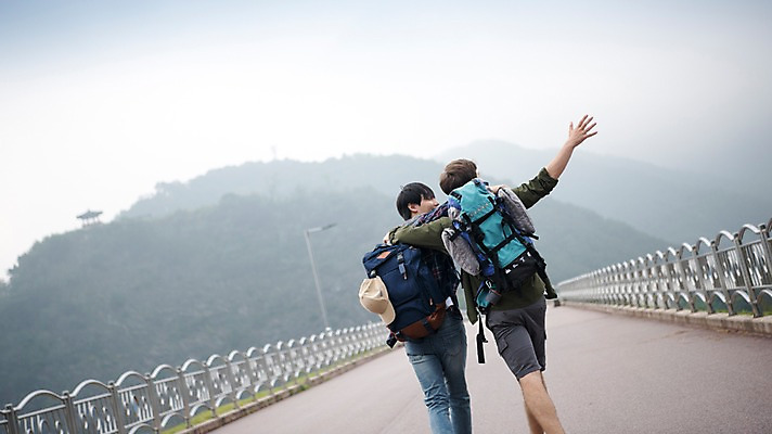 포토 JPG 주간 서양인 외국인 남자 여행 배낭 어깨동무 상반신 20대 성인 야외 두명 뒷모습 친구 걷기 우정 한국인 즐거움 춘천 소양강댐 성인남자만 브로맨스 국내포토 자연요소 감정 뷰포인트 포즈 가방 관계 모션 사람 동양인 인종 청년 댐 강원도 남자만 성인만 파일형식
