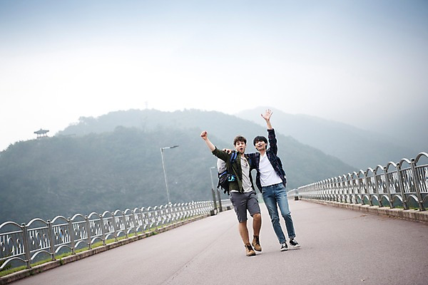 포토 JPG 주간 전신 서양인 외국인 남자 여행 배낭 20대 성인 야외 두명 앞모습 친구 걷기 우정 한국인 즐거움 손인사 춘천 소양강댐 가교 성인남자만 브로맨스 국내포토 자연요소 건축물 감정 뷰포인트 가방 관계 모션 사람 동양인 인종 청년 인사 댐 강원도 남자만 성인만 파일형식
