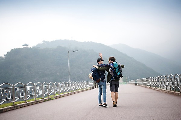 포토 JPG 주간 전신 서양인 외국인 남자 여행 배낭 20대 성인 야외 두명 뒷모습 친구 걷기 우정 한국인 즐거움 손인사 춘천 소양강댐 성인남자만 브로맨스 국내포토 자연요소 감정 뷰포인트 가방 관계 모션 사람 동양인 인종 청년 인사 댐 강원도 남자만 성인만 파일형식