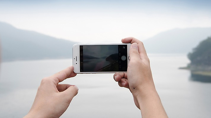 포토 JPG 주간 손 남자 여행 한명 들기 20대 성인 야외 신체부위 스마트폰 사진촬영 즐거움 춘천 소양강댐 성인남자한명만 국내포토 자연요소 1 감정 모션 사람 청년 핸드폰 스마트기기 촬영 댐 강원도 남자한명만 성인남자만 파일형식