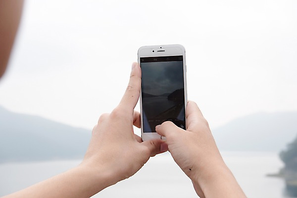 포토 JPG 주간 손 남자 여행 한명 들기 20대 성인 야외 신체부위 스마트폰 사진촬영 즐거움 춘천 소양강댐 성인남자한명만 국내포토 자연요소 1 감정 모션 사람 청년 핸드폰 스마트기기 촬영 댐 강원도 남자한명만 성인남자만 파일형식