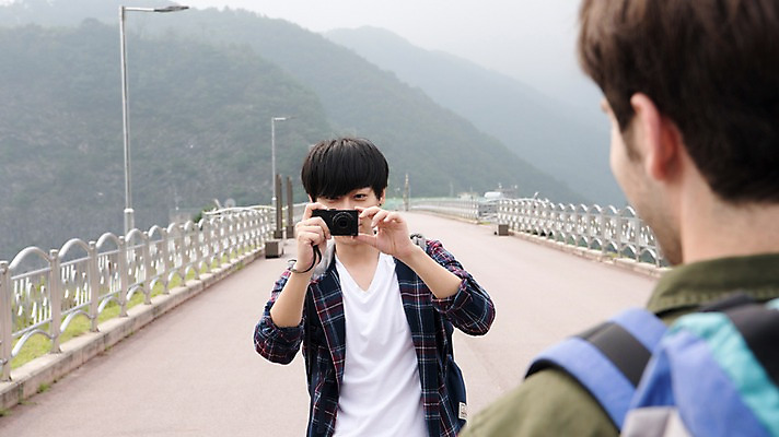 포토 JPG 주간 서양인 외국인 남자 여행 서기 상반신 20대 성인 야외 두명 앞모습 뒷모습 친구 카메라 사진촬영 우정 한국인 즐거움 춘천 소양강댐 성인남자만 브로맨스 국내포토 자연요소 감정 뷰포인트 관계 모션 사람 동양인 인종 청년 전자제품 촬영 댐 강원도 남자만 성인만 파일형식