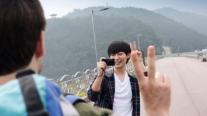 포토 JPG 주간 서양인 외국인 남자 여행 서기 상반신 20대 성인 야외 두명 앞모습 뒷모습 친구 카메라 사진촬영 우정 한국인 즐거움 브이 춘천 소양강댐 성인남자만 브로맨스 국내포토 자연요소 감정 뷰포인트 관계 모션 사람 동양인 인종 손짓 청년 전자제품 촬영 댐 강원도 남자만 성인만 파일형식