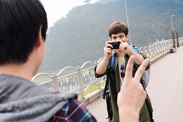 포토 JPG 주간 서양인 외국인 남자 여행 서기 상반신 20대 성인 야외 두명 앞모습 뒷모습 친구 카메라 사진촬영 우정 한국인 즐거움 브이 춘천 소양강댐 성인남자만 브로맨스 국내포토 자연요소 감정 뷰포인트 관계 모션 사람 동양인 인종 손짓 청년 전자제품 촬영 댐 강원도 남자만 성인만 파일형식