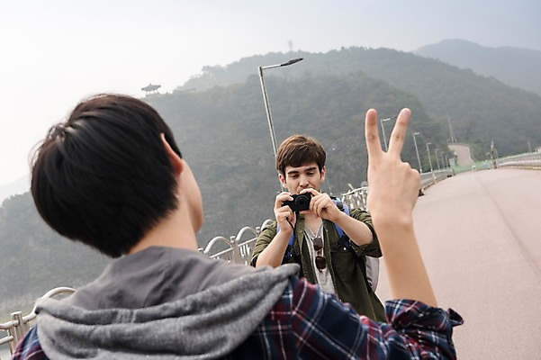 포토 JPG 주간 서양인 외국인 남자 여행 서기 상반신 20대 성인 야외 두명 앞모습 뒷모습 친구 카메라 사진촬영 우정 한국인 즐거움 브이 춘천 소양강댐 성인남자만 브로맨스 국내포토 자연요소 감정 뷰포인트 관계 모션 사람 동양인 인종 손짓 청년 전자제품 촬영 댐 강원도 남자만 성인만 파일형식