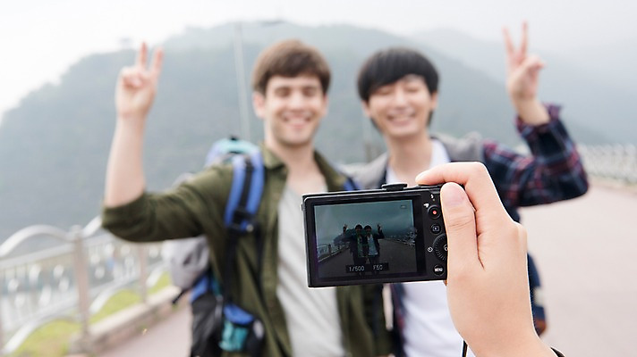 포토 JPG 주간 서양인 외국인 남자 여행 포즈 서기 들기 상반신 20대 성인 야외 앞모습 신체부위 세명 친구 카메라 촬영 우정 한국인 즐거움 브이 춘천 소양강댐 가교 성인남자만 브로맨스 국내포토 자연요소 건축물 감정 뷰포인트 관계 모션 사람 동양인 인종 손짓 청년 전자제품 댐 강원도 남자만 성인만 파일형식