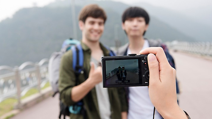 포토 JPG 주간 서양인 외국인 남자 여행 포즈 서기 들기 상반신 20대 성인 야외 앞모습 신체부위 세명 친구 카메라 촬영 우정 한국인 즐거움 춘천 소양강댐 가교 성인남자만 브로맨스 국내포토 자연요소 건축물 감정 뷰포인트 관계 모션 사람 동양인 인종 청년 전자제품 댐 강원도 남자만 성인만 파일형식