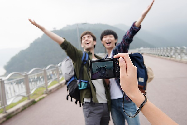포토 JPG 주간 서양인 외국인 남자 여행 포즈 서기 들기 상반신 20대 성인 야외 앞모습 신체부위 세명 친구 카메라 촬영 우정 한국인 다리 즐거움 춘천 소양강댐 가교 성인남자만 브로맨스 국내포토 자연요소 건축물 감정 뷰포인트 관계 모션 사람 동양인 인종 청년 전자제품 댐 강원도 남자만 성인만 파일형식