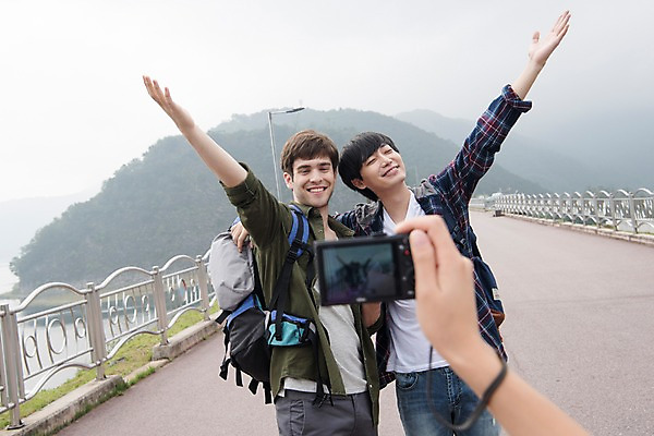 포토 JPG 주간 서양인 외국인 남자 여행 포즈 서기 들기 상반신 20대 성인 야외 앞모습 신체부위 세명 친구 카메라 촬영 우정 한국인 다리 즐거움 춘천 소양강댐 가교 성인남자만 브로맨스 국내포토 자연요소 건축물 감정 뷰포인트 관계 모션 사람 동양인 인종 청년 전자제품 댐 강원도 남자만 성인만 파일형식