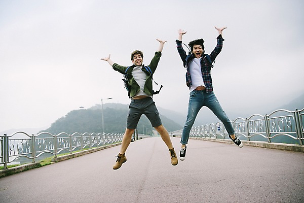 포토 JPG 주간 전신 서양인 외국인 남자 여행 20대 성인 야외 두명 앞모습 친구 점프 우정 한국인 즐거움 춘천 소양강댐 가교 성인남자만 브로맨스 국내포토 자연요소 건축물 감정 뷰포인트 관계 모션 사람 동양인 인종 청년 댐 강원도 남자만 성인만 파일형식