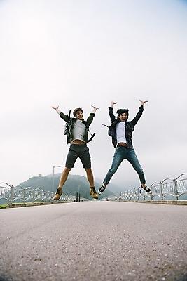 포토 JPG 주간 전신 서양인 외국인 남자 여행 20대 성인 야외 두명 앞모습 친구 점프 우정 한국인 즐거움 춘천 소양강댐 성인남자만 브로맨스 국내포토 자연요소 감정 뷰포인트 관계 모션 사람 동양인 인종 청년 댐 강원도 남자만 성인만 파일형식